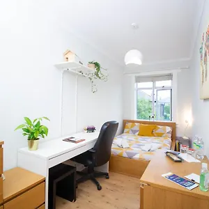 Homestay Lele's Flat - 15 Minutes To Airport & Centre, Edinburgh